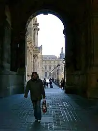 Passage entre la rue de Rivoli et la cour du Louvre.