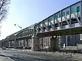 La ligne de métro 6 surplombe le boulevard de la station Quai de la Gare à celle de Place d'Italie.