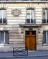 Bas-relief (lion entouré de chardons) rappelant que cet immeuble a été construit sur un terrain ayant appartenu au collège des Écossais.