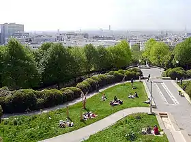 Parc et panorama vus depuis le belvédère des rues Piat et des Envierges.