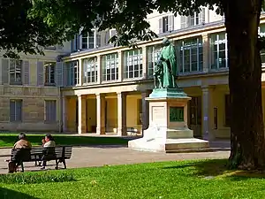 Institut national des jeunes sourds : statue de l'abbé de L’Épée.