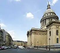 Côté sud de la place ; en arrière-plan, la mairie du 5e arrondissement.