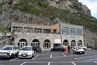 Le bâtiment d'accueil des grottes de Toirano.