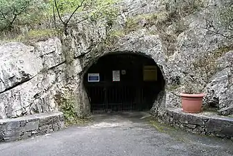 Entrée de la grotte de Bàsura.
