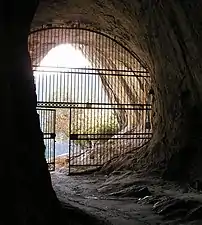 Sortie de la grotte de Sainte Lucie Inférieure.