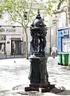 Fontaine Wallace sur le petit square jouxtant la rue.