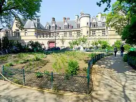 Square Samuel-Paty avec, en arrière-plan, le musée de Cluny.