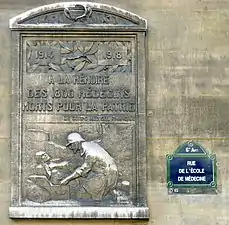 Plaque en hommage aux 1 800 médecins morts pendant la Première Guerre mondiale, située sur la façade du no 15.