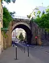 À proximité du boulevard Poniatowski, la rue de Picpus passe sous la ligne de Petite Ceinture.