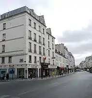 À gauche, localisation (au carrefour des rues Trousseau et du Faubourg-Saint-Antoine) de la barricade  sur laquelle le député Alphonse Baudin fut tué ; au milieu, le no 151 de la rue avec une plaque commémorative posée au niveau du 2e étage ; à droite, le détail de la plaque.