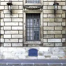 Impacts de balles, sur le mur de l'hôtel de la Marine, datant de la libération de Paris.