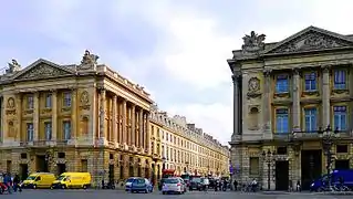 L'entrée de la rue Royale sur la place de la Concorde ; à gauche, l'hôtel de Crillon, à droite l'hôtel de la Marine.