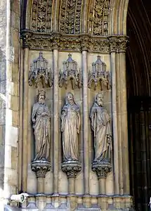 Figures en pied du portail principal.