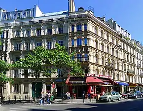 Immeuble à l'angle de la rue et de la place Jussieu.