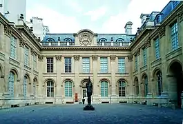 Façades sur cour du musée d'Art et d'Histoire du judaïsme.