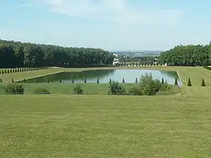 Vue sur le grand bassin du parc de Marly.