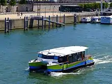 Vue du catamaran Voguéo IV devant le port de Bercy.