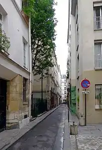 Rue vue en direction de la rue de Seine, avec le jardin Alice-Saunier-Seïté à gauche.