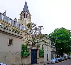 Le clocher de l'église Saint-Germain-des-Prés depuis la rue de l'Abbaye.