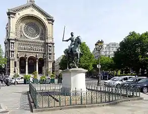 Statue dans le contexte de la place Saint-Augustin.