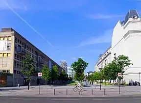 Esplanade Pierre-Vidal-Naquet entre les bâtiments de Paris VII-Diderot, la Halle aux farines à gauche et les Grands Moulins de Paris à droite.