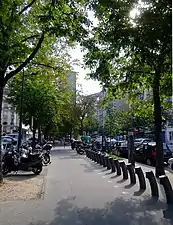 Terre-plein du boulevard à proximité du boulevard Pasteur.