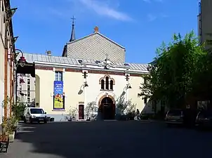 Nos 68-70 : entrée (côté rue Falguière) de l'église Saint-Jean-Baptiste-de-La-Salle.