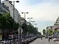 Avenue du Maine vue de la gare Montparnasse ; au loin, le clocher de l'église Saint-Pierre-de-Montrouge qui marque l'extrémité sud de cette avenue.