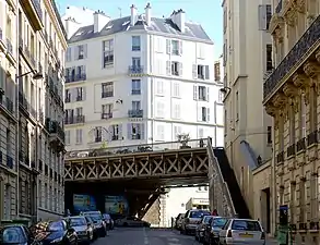 Le pont de la rue du Rocher enjambant les rues en contrebas.