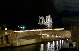 Le Petit-Pont de nuit.