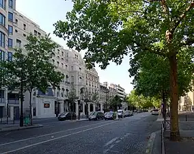 Immeubles aux nos 12, 10, 8, 6, 4 et 2 en direction de la place du Trocadéro.