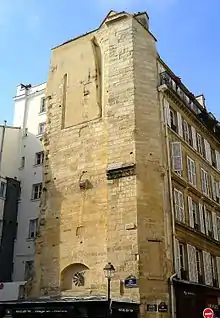 Immeuble du no 32, vestiges de l'église Saint-Paul-des-Champs.