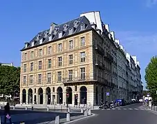 Nos 19, 21 et 23. « Hôtel de Harlay » accueillant la Maison du barreau de Paris.