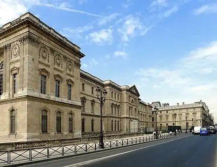 La façade nord du palais du Louvre.