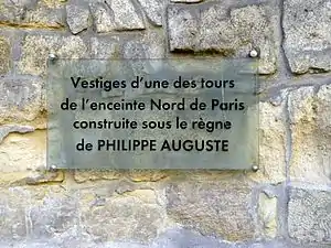 Nos 11 et 13 : vestige d'une tour de l'enceinte de Philippe Auguste.