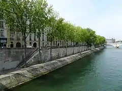 Le quai de Bourbon vu du nord-est.