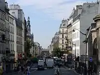 La rue du Faubourg-Saint-Martin (2011) en direction de la porte Saint-Martin.