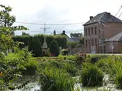 Mare et calvaire de la place de l’Église et mairie de Choqueuse-les-Bénards.