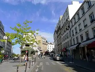 La rue Lepic (à droite), au niveau de la rue Joseph-de-Maistre (à gauche).