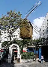 Le moulin de la Galette, à l'angle de la rue Lepic.