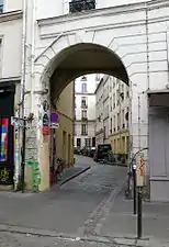 Le porche vue de la rue des Abbesses.