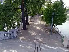 Accès à l'île aux Cygnes par le pont de Bir-Hakeim.