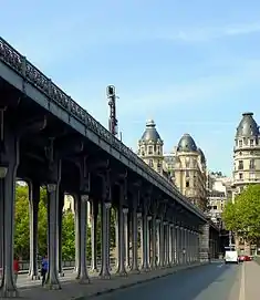 À gauche, vue générale en direction du 16e arrondissement ; au centre, sous le viaduc ; à droite, rangée de luminaires Art déco.