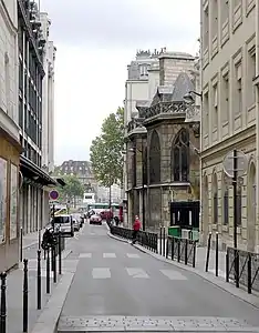 Rue de l'Arbre-Sec au niveau de l'église Saint-Germain-l'Auxerrois.