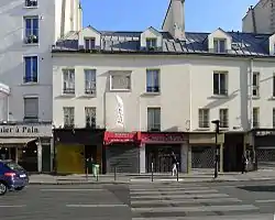 À gauche, localisation (au carrefour des rues Trousseau et du Faubourg-Saint-Antoine) de la barricade  sur laquelle le député Alphonse Baudin fut tué ; au milieu, le no 151 de la rue avec une plaque commémorative posée au niveau du 2e étage ; à droite, le détail de la plaque.