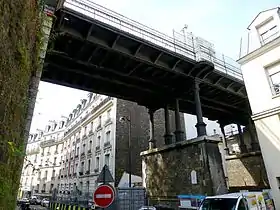 Vue générale du pont depuis le croisement entre la rue de la Voûte et la rue du Gabon.