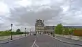 Sur le pont Royal en direction du palais du Louvre.