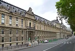 La Galerie du bord de l'eau (1595 et 1610), au Louvre, œuvre de Louis Métezeau puis Androuet du Cerceau.