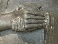 Statue A, détail des mains jointes. Musée du Louvre.