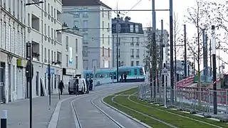 Croisement de T8 et T1, vu depuis la rue Brise-Échalas.